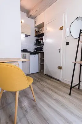 Cuisine ou kitchenette dans l'établissement Studio Cosy Les 3 écritoires, hyper centre, wifi, VELORA