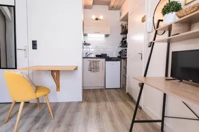 Cuisine ou kitchenette dans l'établissement Studio Cosy Les 3 écritoires, hyper centre, wifi, VELORA