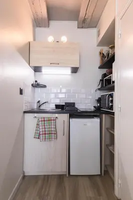 Cuisine ou kitchenette dans l'établissement Studio Cosy Les 3 écritoires, hyper centre, wifi, VELORA