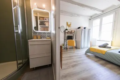 Un ou plusieurs lits dans un hébergement de l'établissement Studio Cosy Les 3 écritoires, hyper centre, wifi, VELORA