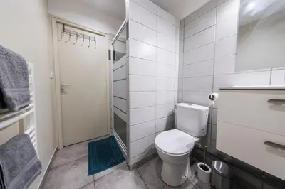 Salle de bains dans l'établissement Studio Cosy La Fuye, proche gare, VELORA