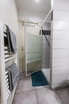 Salle de bains dans l'établissement Studio Cosy La Fuye, proche gare, VELORA
