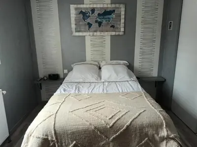 Un ou plusieurs lits dans un hébergement de l'établissement Location chambre à 5 min du circuit des 24 H du Mans