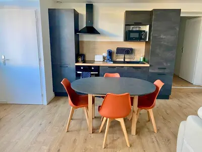 Cuisine ou kitchenette dans l'établissement Beau T2 moderne et calme - gare & centre - idéal pro-couple-famille