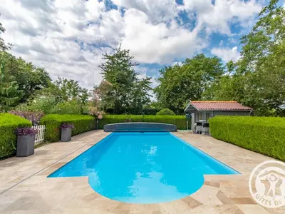 Piscine de l'établissement Chambres d'hôtes spacieuses près de la Loire - FR-1-622-116 ou située à proximité