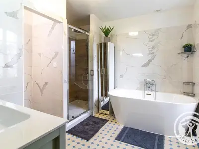 Salle de bains dans l'établissement Chambres d'hôtes élégantes proche Loire avec parc et piscine - FR-1-622-114
