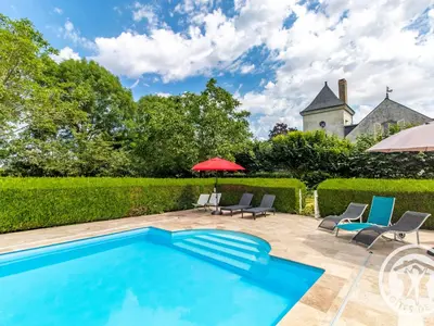 Piscine de l'établissement Chambres d'hôtes élégantes proche Loire avec parc et piscine - FR-1-622-114 ou située à proximité