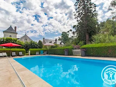 Piscine de l'établissement Chambres d'hôtes élégantes proche Loire avec parc et piscine - FR-1-622-114 ou située à proximité