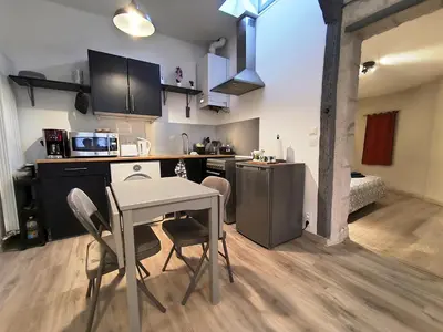 Cuisine ou kitchenette dans l'établissement Le coeur de la ville