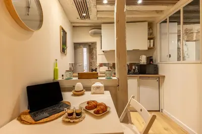 Cuisine ou kitchenette dans l'établissement Blois hypercentre, calme, charme avec terrasse