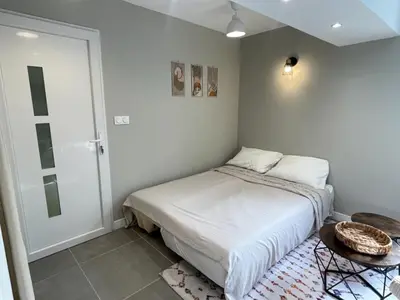 Un ou plusieurs lits dans un hébergement de l'établissement Charmant 35m2 neuf terrasse & jardin centre ville