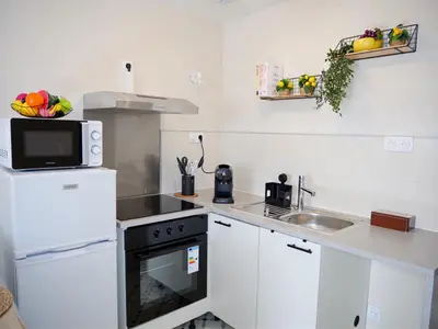 Cuisine ou kitchenette dans l'établissement Charmant 35m2 neuf terrasse & jardin centre ville