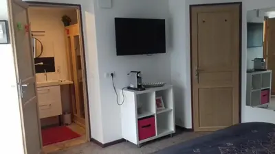 Télévision ou salle de divertissement dans l'établissement La Gentilhommière - Chambre avec sauna et jaccuzzi