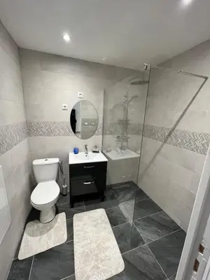 Salle de bains dans l'établissement Grand studio tout équipé