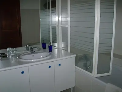 Salle de bains dans l'établissement Le Manoir des Prés