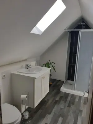 Salle de bains dans l'établissement Gîte Mustang avec accès piscine