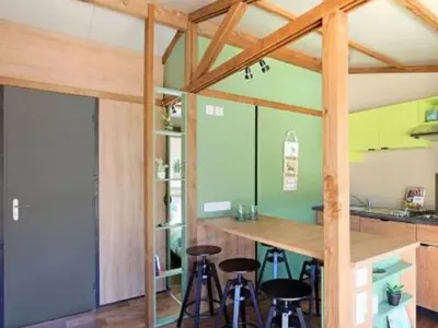 Cuisine ou kitchenette dans l'établissement Chalet 35m² avec Terrasse pour 7 personnes - API-1-52-515
