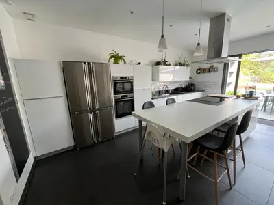 Cuisine ou kitchenette dans l'établissement Villa spacieuse Amboise Piscine Jacuzzi 11 pers