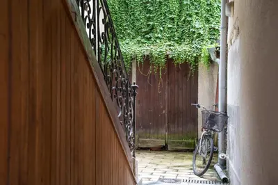 Vélo sur le terrain de l'établissement La Plume d'Amour- Love Room au Cœur du Vieux Tours ou dans les environs