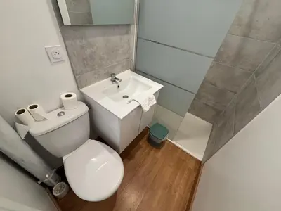 Salle de bains dans l'établissement Appartement 10 personnes avec terrasse à Vallères