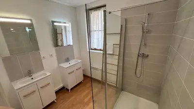 Salle de bains dans l'établissement Duplex pour groupe au centre d'Azay Le Rideau