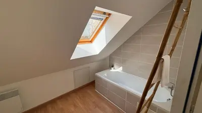 Salle de bains dans l'établissement Duplex pour groupe au centre d'Azay Le Rideau