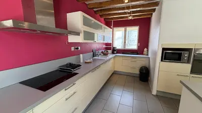 Cuisine ou kitchenette dans l'établissement Maison familiale à la campagne