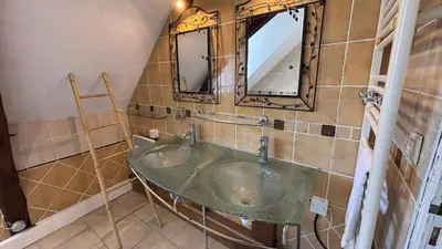 Salle de bains dans l'établissement Maison familiale à la campagne