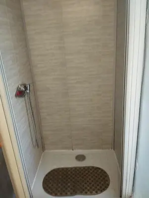 Salle de bains dans l'établissement F1 meublé indépendant