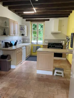 Cuisine ou kitchenette dans l'établissement La Maison de Maître, Loire Gîte