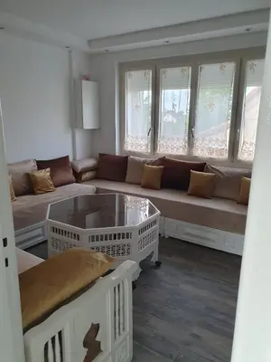 Coin salon dans l'établissement appartement avec beau jardin