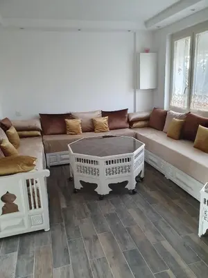 Coin salon dans l'établissement appartement avec beau jardin