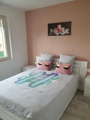 Un ou plusieurs lits dans un hébergement de l'établissement appartement avec beau jardin