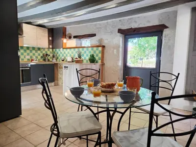 Cuisine ou kitchenette dans l'établissement La Clef des Châteaux de la Loire, gîte cosy à la campagne avec accès piscine
