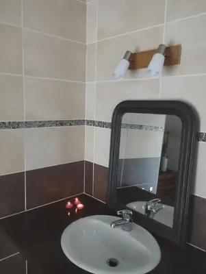 Salle de bains dans l'établissement La fermette de Chandigon