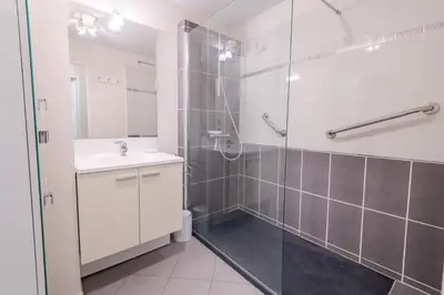 Salle de bains dans l'établissement Charmant T3 avec terrasse/jardin