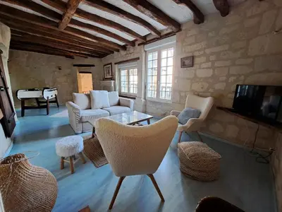 Télévision ou salle de divertissement dans l'établissement Le chant du troglodyte