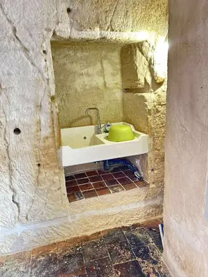 Salle de bains dans l'établissement Habitat troglodyte typique et confortable