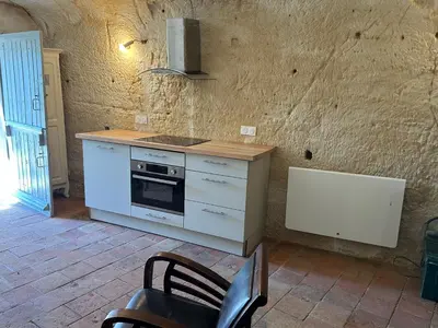 Cuisine ou kitchenette dans l'établissement Habitat troglodyte typique et confortable