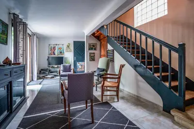 Coin salon dans l'établissement Maison avec piscine, proche Chenonceau et Amboise
