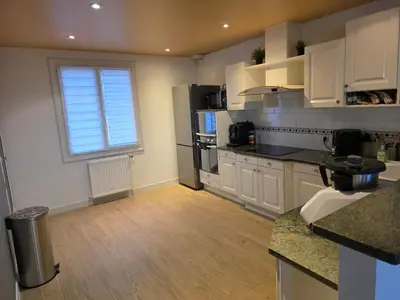 Cuisine ou kitchenette dans l'établissement Maison type Villa avec Jacuzzi proche du circuit