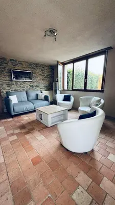 Coin salon dans l'établissement Gîte La Loge