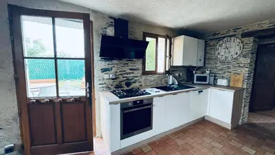 Cuisine ou kitchenette dans l'établissement Gîte La Loge