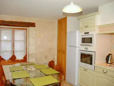 Cuisine ou kitchenette dans l'établissement Authentique Maison de Vigneron XIXe au Coeur du Val de Loire, 4 Chambres, Parking, Jardin - FR-1-381-126