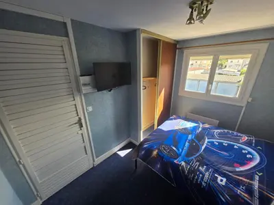 Télévision ou salle de divertissement dans l'établissement Location au pied du circuit