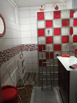Salle de bains dans l'établissement Maison d'hôte avec jardin