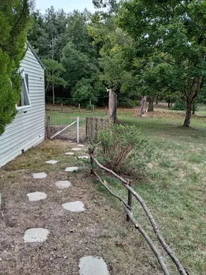 Jardin de l'établissement Entre campagne et forêt à 900m du zoo et au pied des pistes cyclables