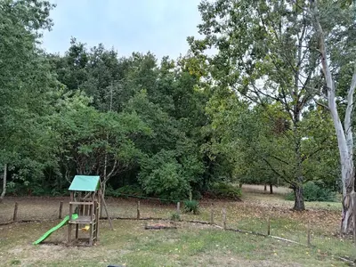 Jardin de l'établissement Entre campagne et forêt à 900m du zoo et au pied des pistes cyclables