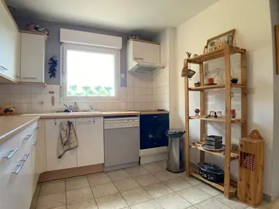 Cuisine ou kitchenette dans l'établissement A pretty house with garden to rest in