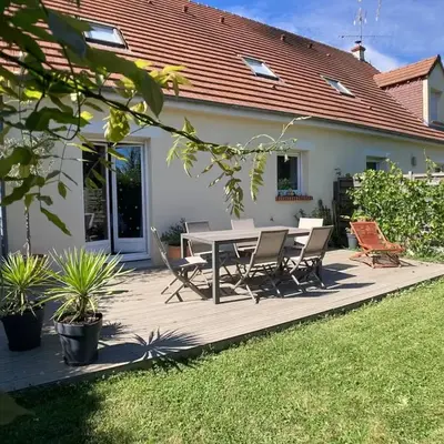 A pretty house with garden to rest in